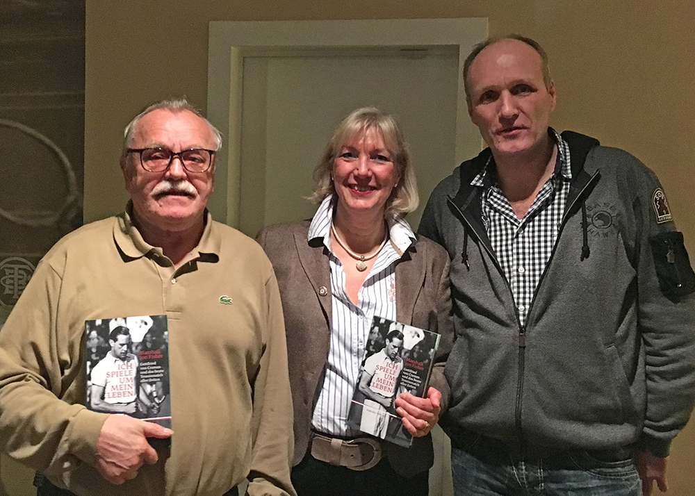 25 Jahre Mitglied im BTC von 1912: Alfred Engelke und Conny Thiede. Rechts Rolf Mammen.