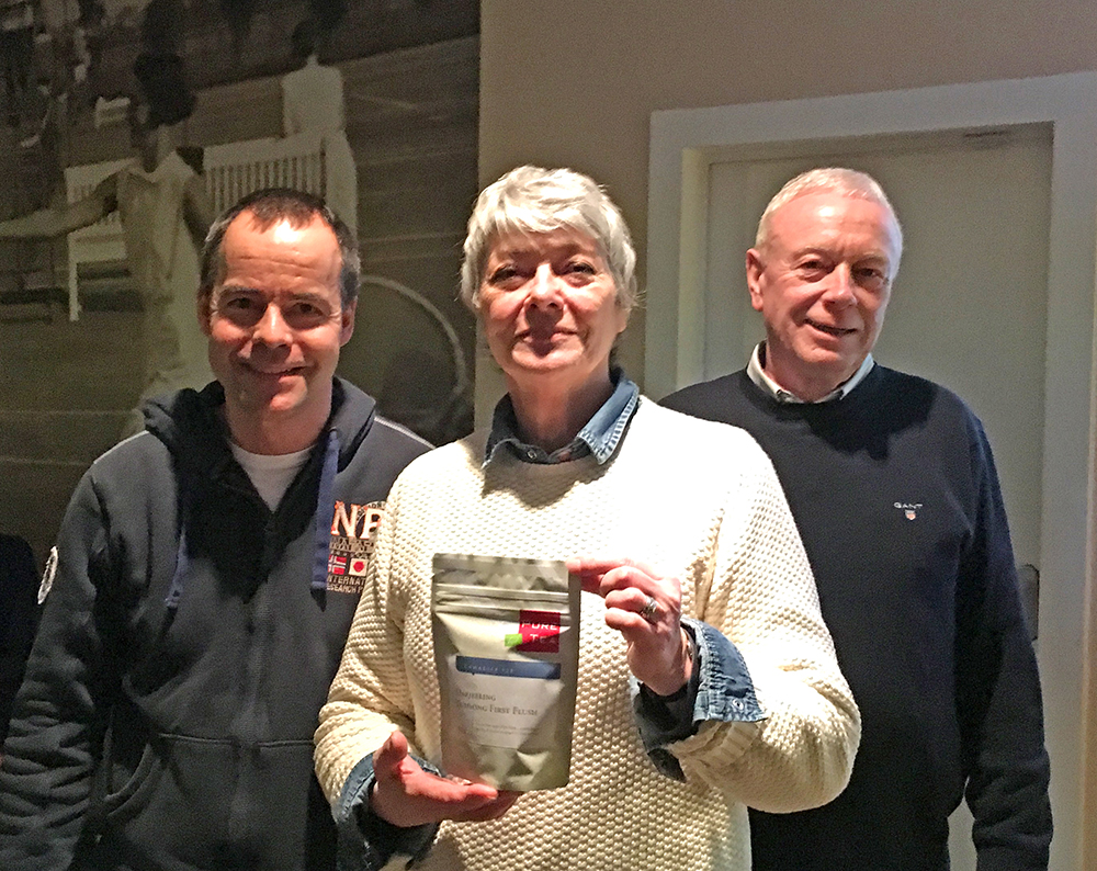 Axel Meyer bedankt sich für engagiertes Spendensammeln bei Annette und Jürgen Klemptner.